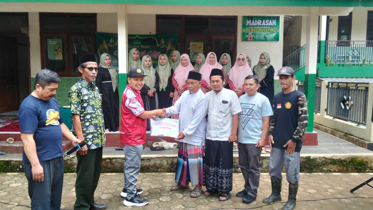Penyerahan bantuan dampak bencana sebesar Rp 5 juta kepada MI Maarif NU 1 Petahunan Kec Pekuncen